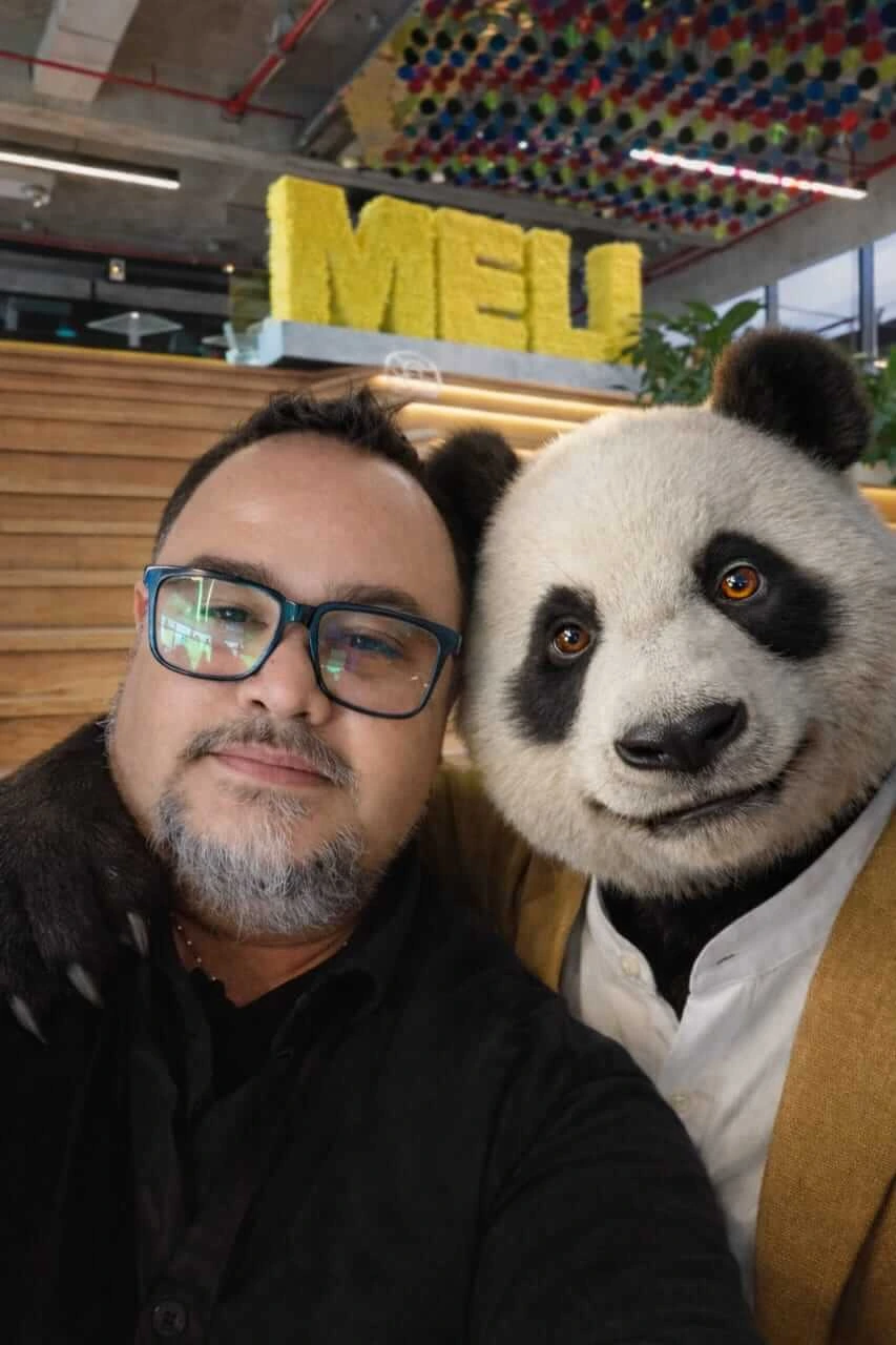 Rubén Ulloque, fundador de OMA, junto a POMA en las oficinas de Mercado Libre